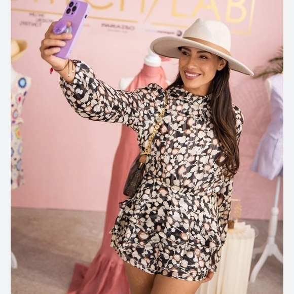 Endless rose backless short romper - Picture 3 of 4